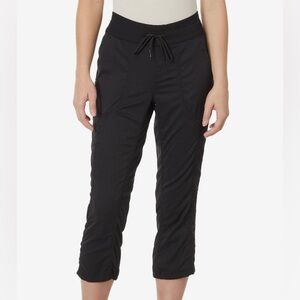 Women’s North Face Aphrodite 2.0 Capri in black, size M